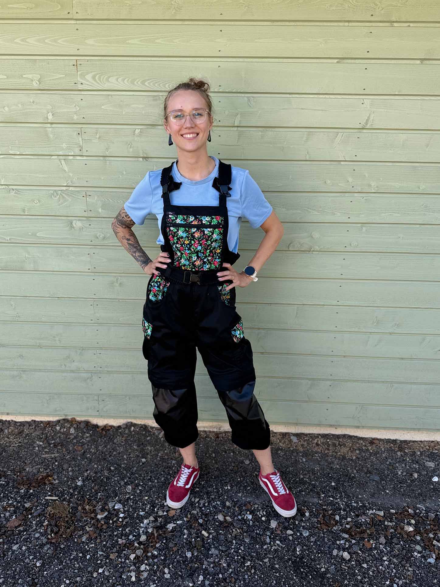 Tukse - naiste tööriided. Tugev Tukse (must-valge) eestvaade.