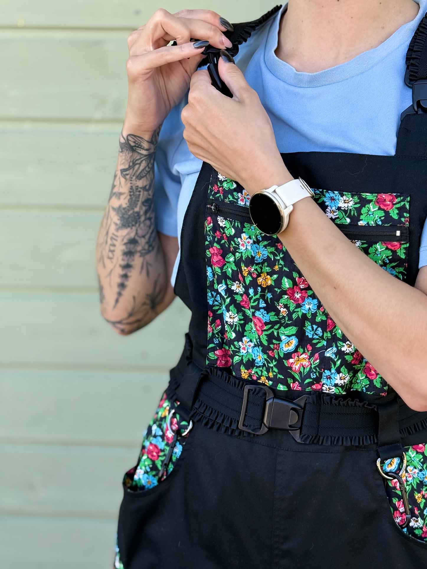 Tukse - naiste tööriided. Tugev Tukse (must-valge) detailivaade.