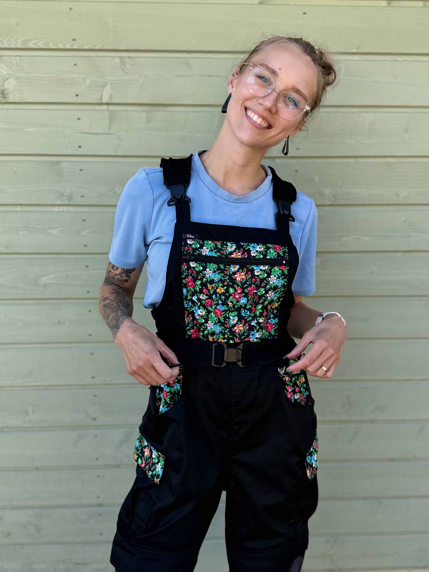 Tukse - naiste tööriided. Tugev Tukse (must-valge) eestvaade.