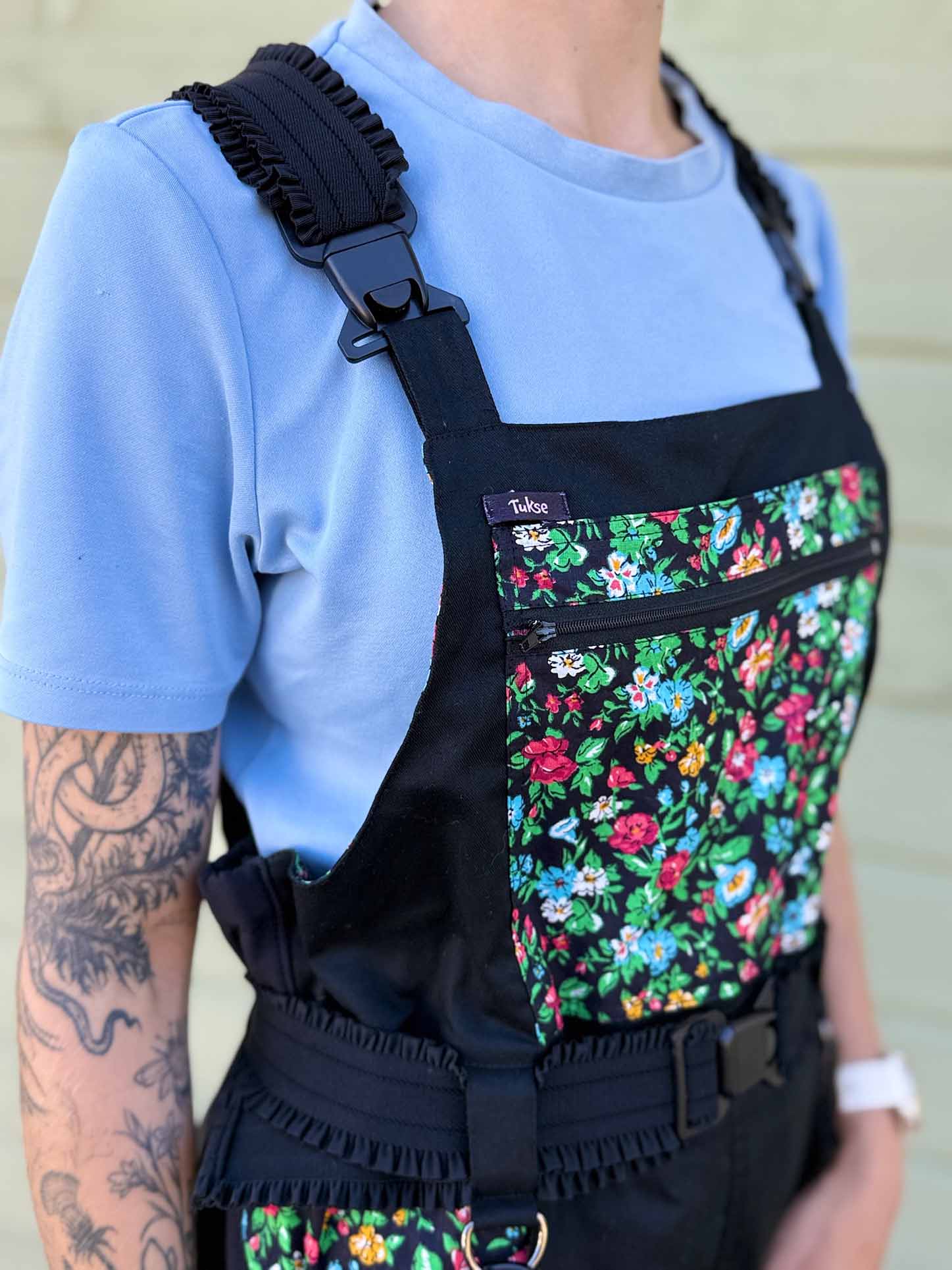 Tukse - naiste tööriided. Tugev Tukse (must-valge) detailivaade.