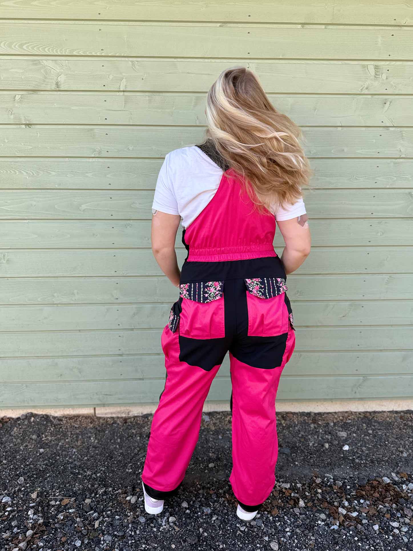 Tukse - naiste tööriided. Kerge Tukse (roosid) tagantvaade.