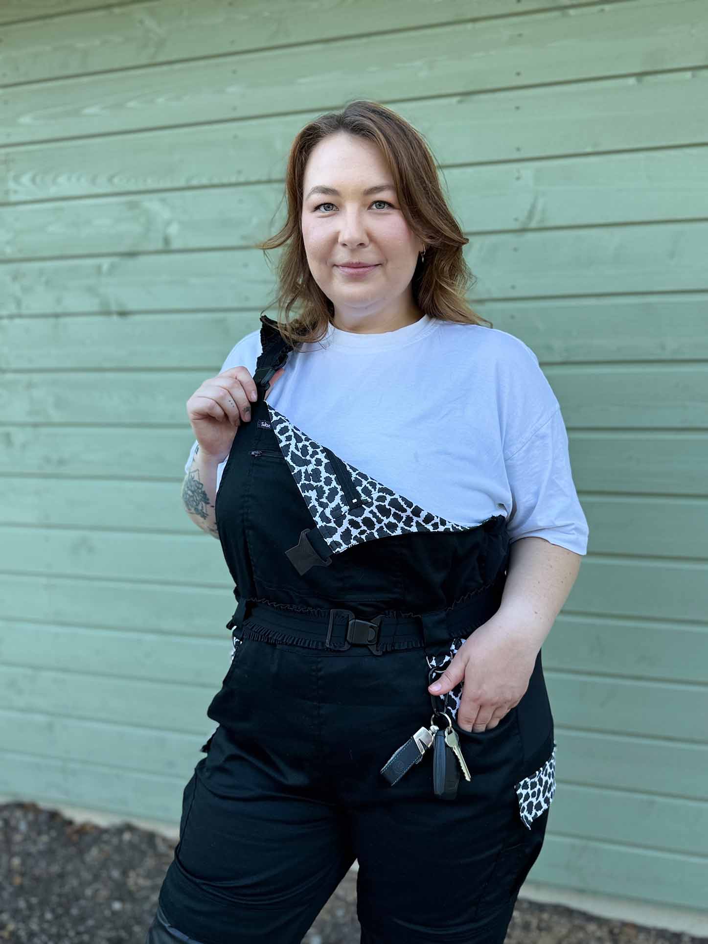 Tukse - naiste tööriided. Tugev Tukse (must-valge) eestvaade.