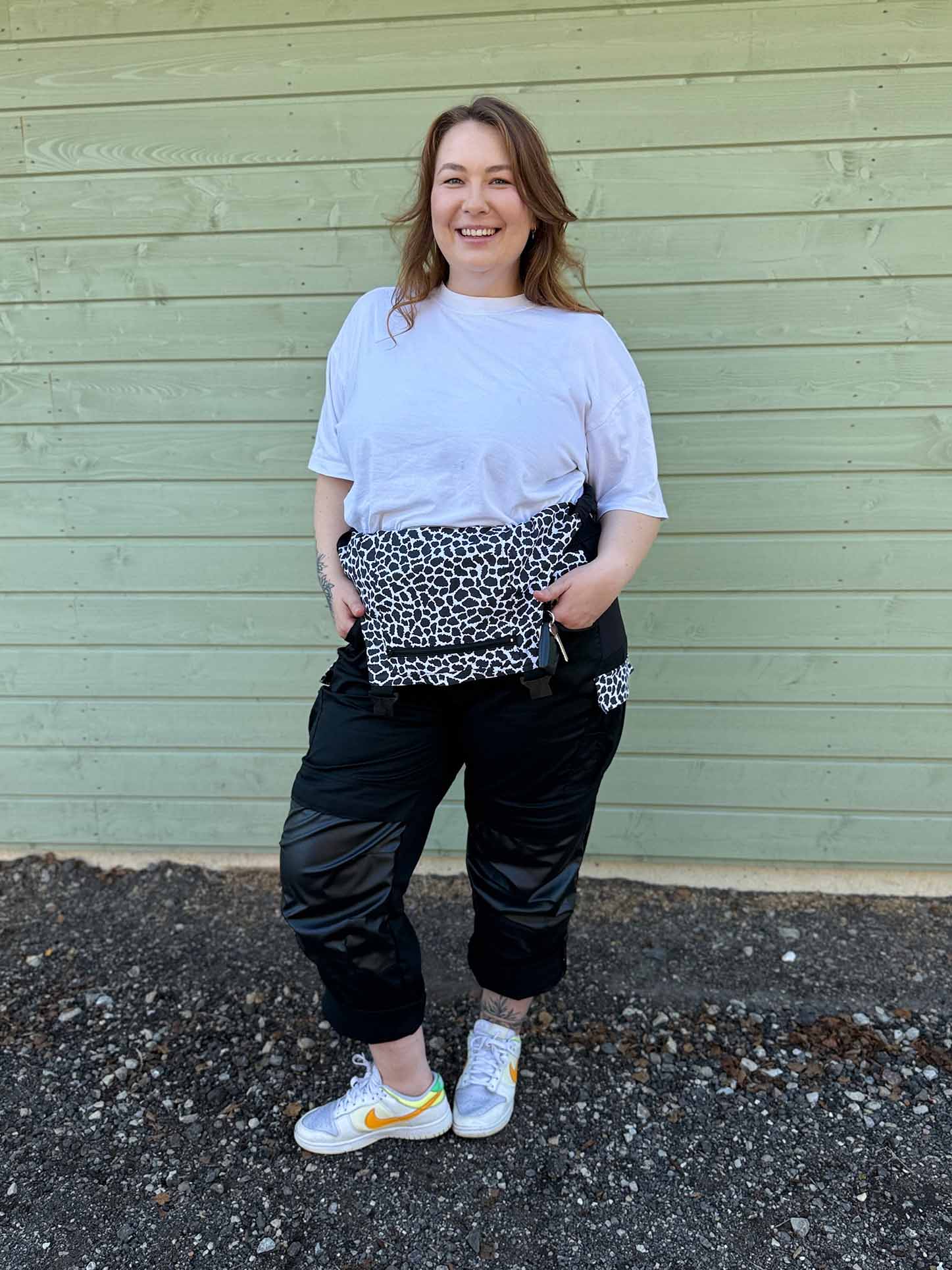 Tukse - naiste tööriided. Tugev Tukse (must-valge) eestvaade.