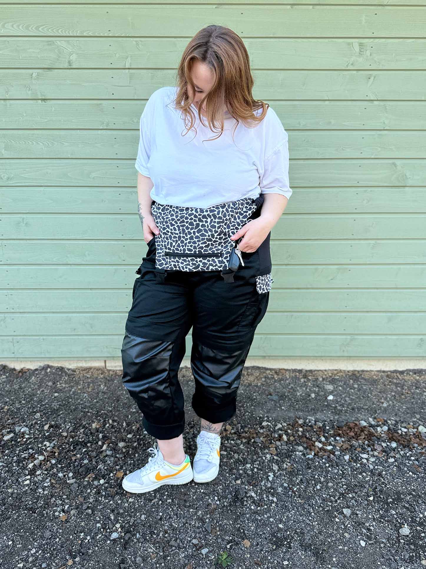 Tukse - naiste tööriided. Tugev Tukse (must-valge) eestvaade.