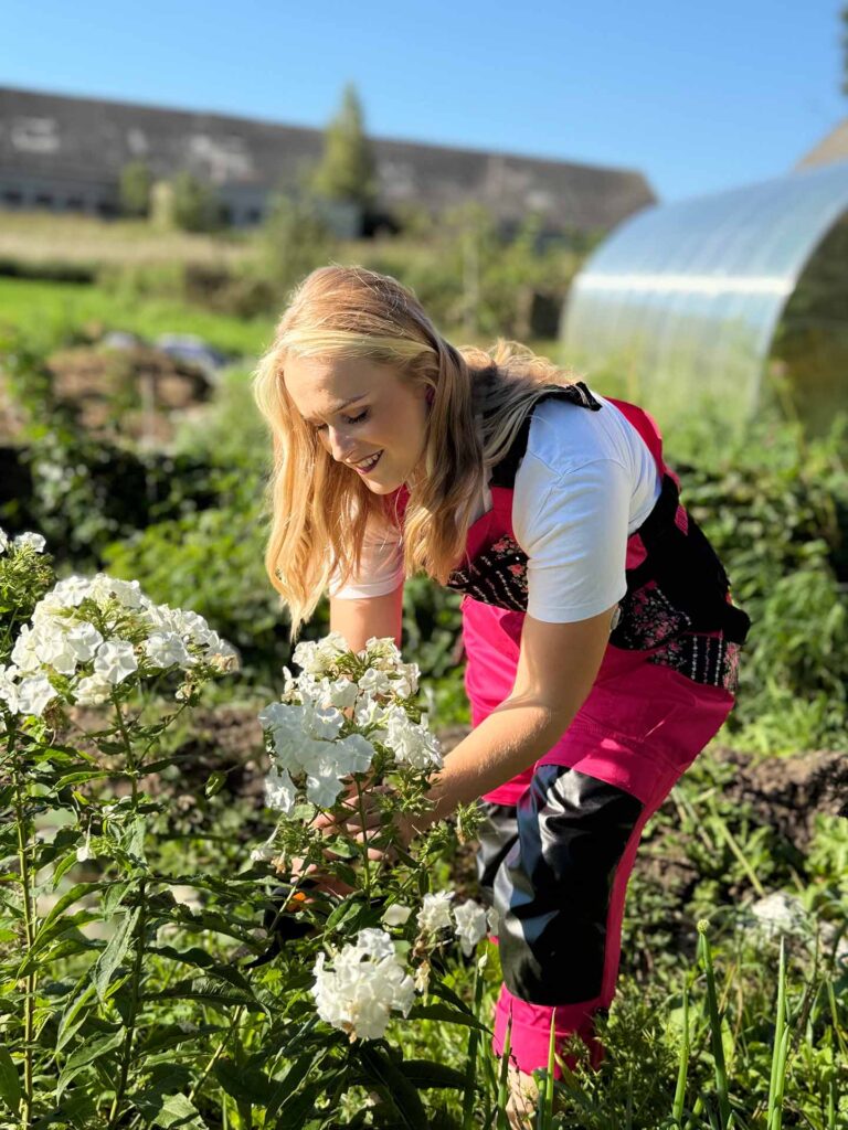 Tukse - naiste tööriided. Asutaja Angela Korela.